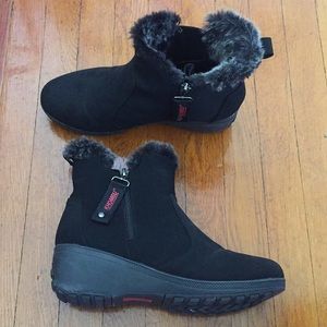 Khombu faux fur waterproof booties (size 9)